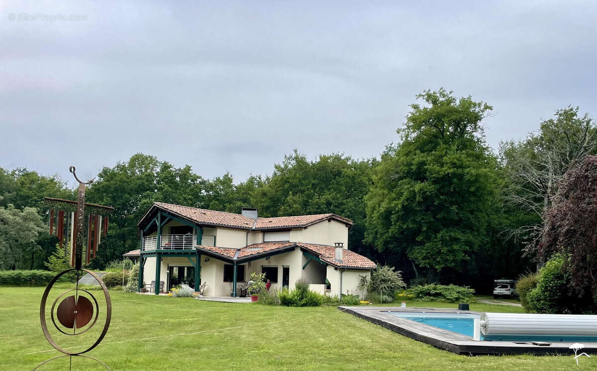 Maison 245 m² à Saint-Symphorien  - photo 3