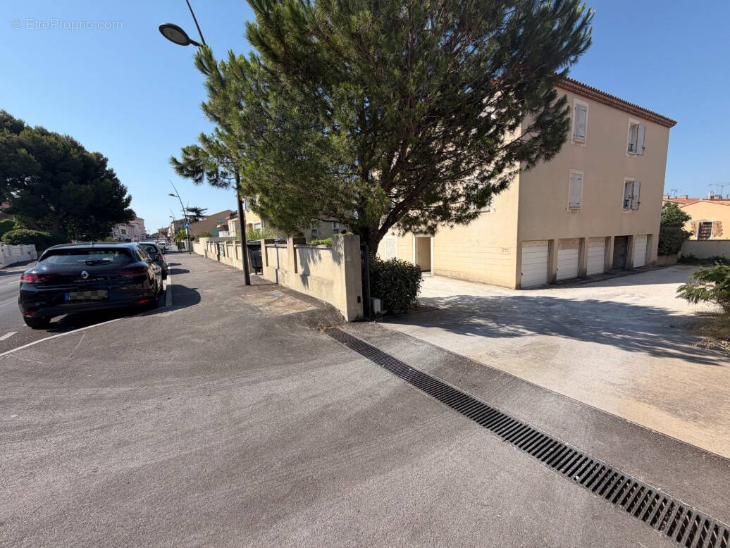 Parking à FOS-SUR-MER