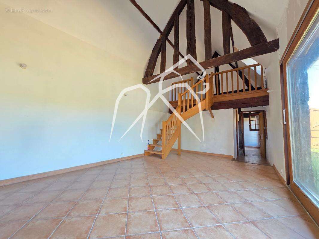Maison de caractère  de 177 m² avec fort potentiel d'aménagement  La Ferrière-sur-Risle 27760  - photo 4