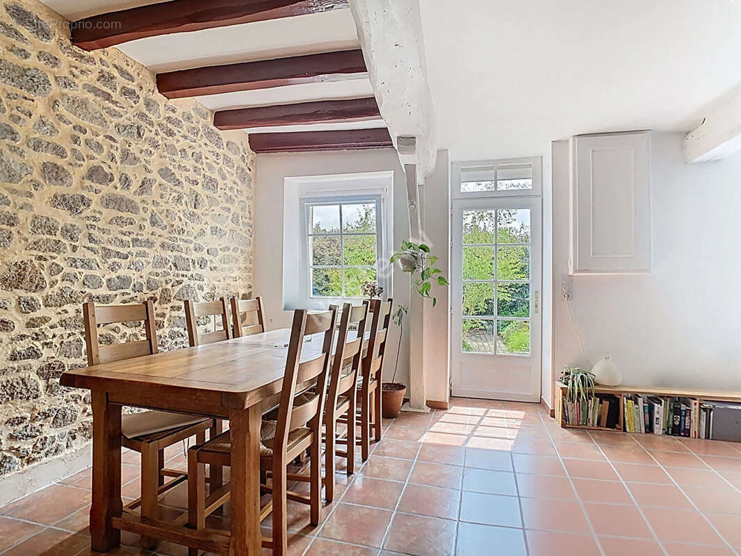 Venez découvrir cette magnifique maison en pierres apparentes, nichée dans un écrin de verdure, à seulement 5 km de l'axe Nantes - photo 4