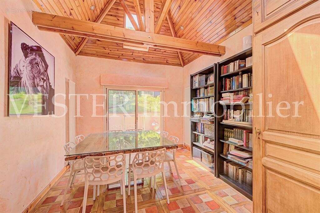 Sur un terrain de 3  000m², très agréable maison familiale d’environ 175m² - photo 10