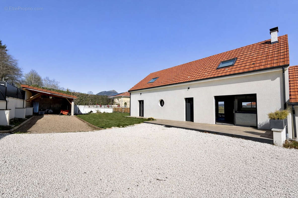 Maison à SAINT-GENES-CHAMPANELLE