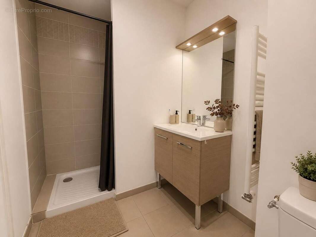   - Appartement à LYON-7E