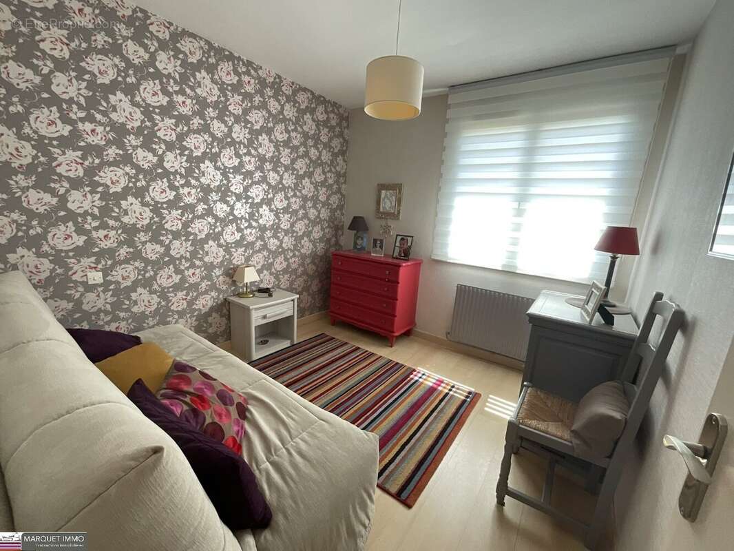 Volumineux appartement T3 + bureau offrant 95 m² au 1° étage d'un immeuble de 1976 bien entretenu avec cave et parking privatif. - photo 8
