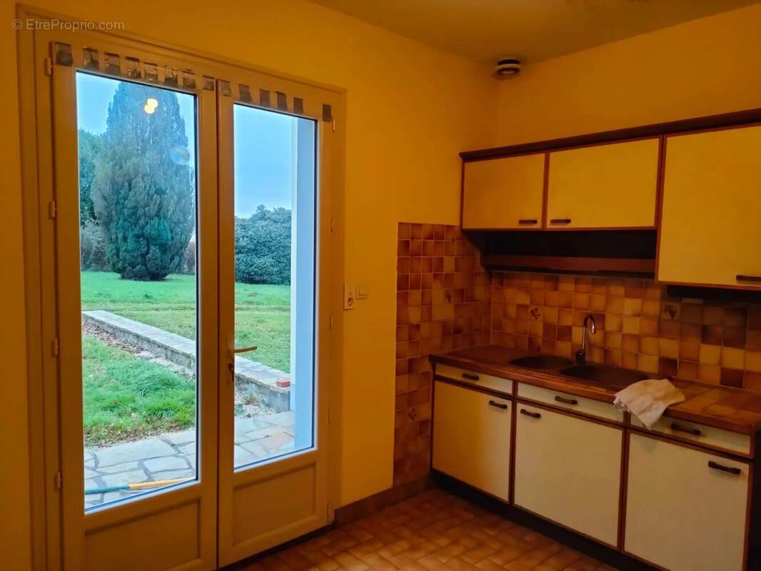 Maison à LA CHAPELLE-MONTBRANDEIX