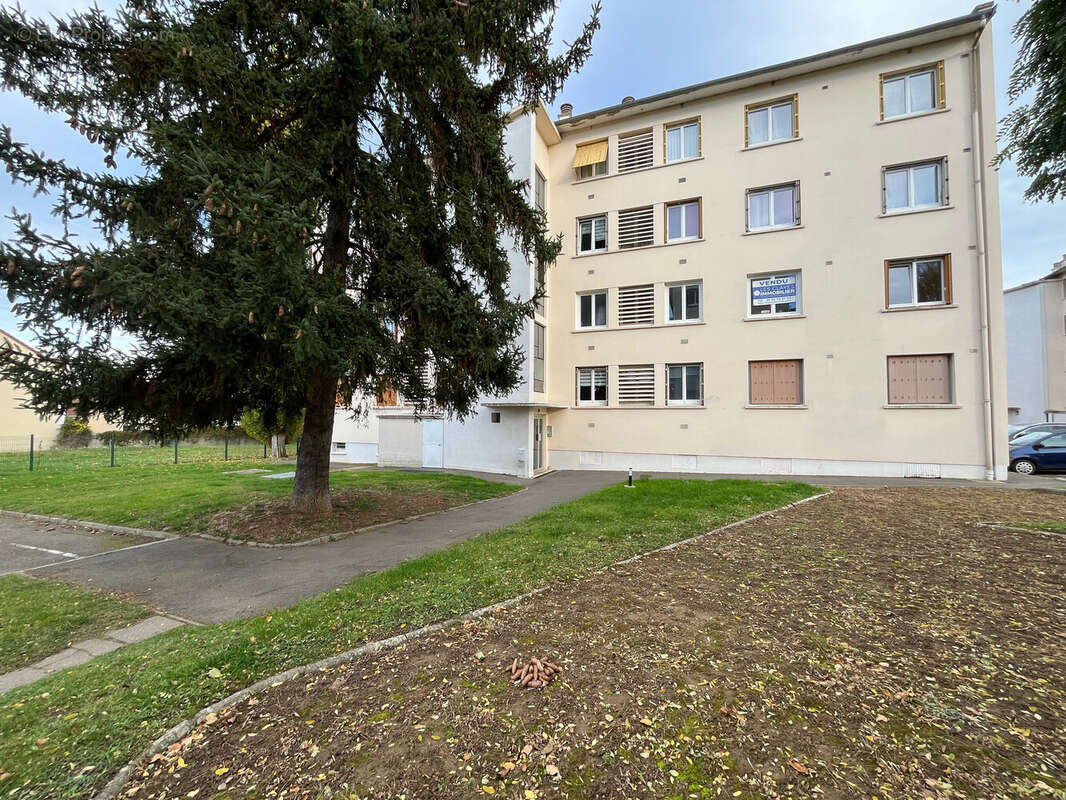 Appartement à LES CLAYES-SOUS-BOIS
