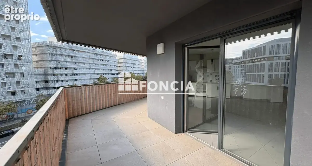 Montpellier – Port Marianne : magnifique T3 exposé sud-ouest avec terrasse d'angle, dans un immeuble emblématique du quartier - photo 3