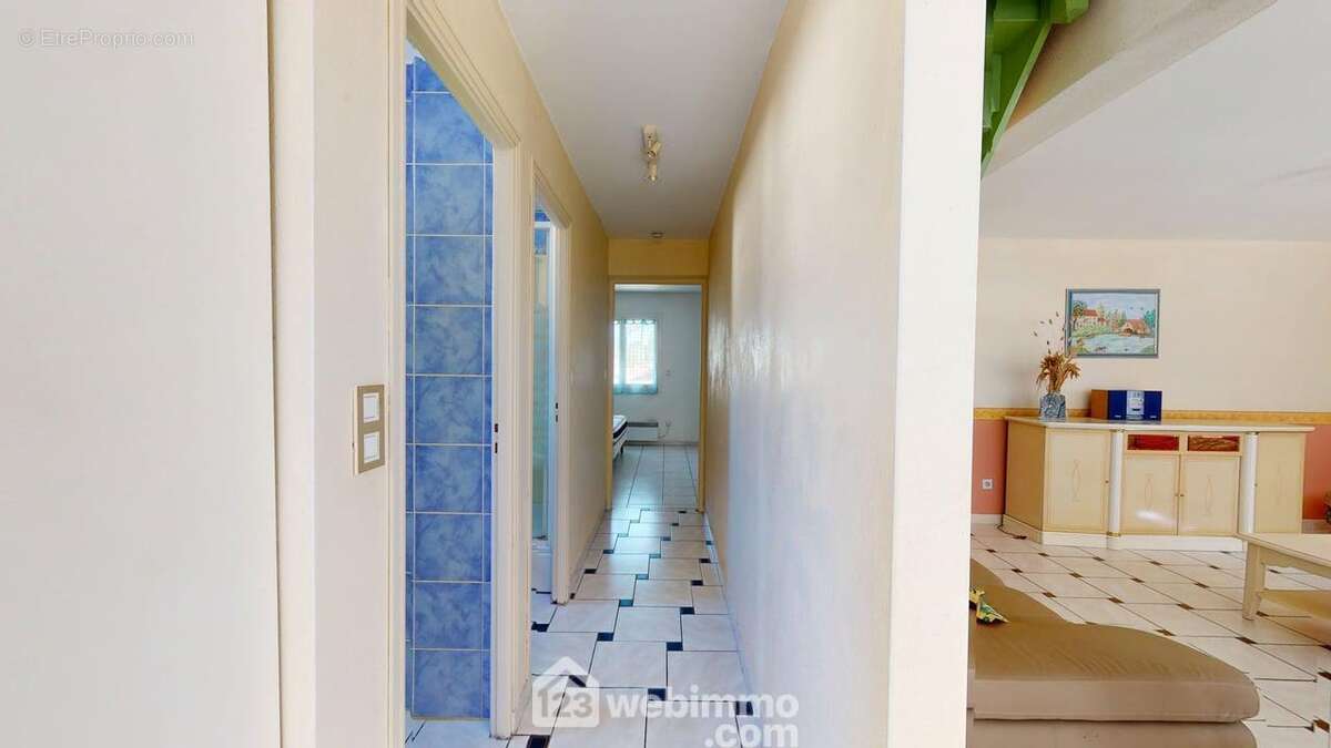 Couloir distribuant Wc, salle de bain et chambre spacieuse - Maison à LA TRANCHE-SUR-MER