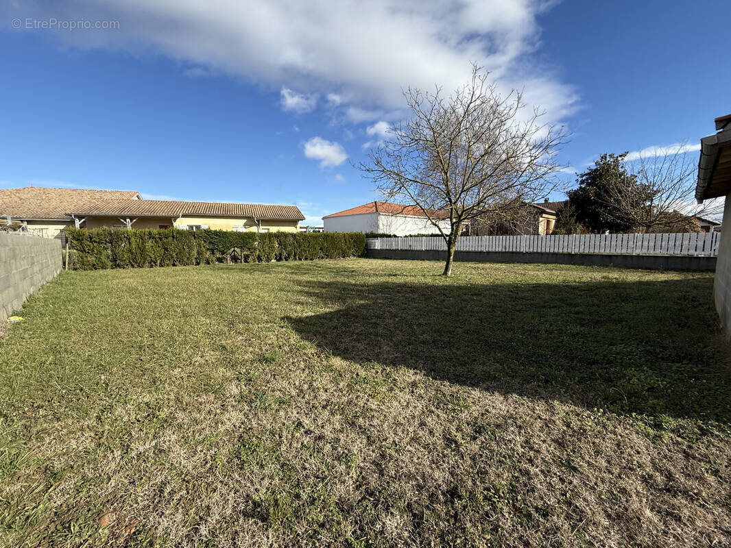 Terrain à AUBERIVES-SUR-VAREZE