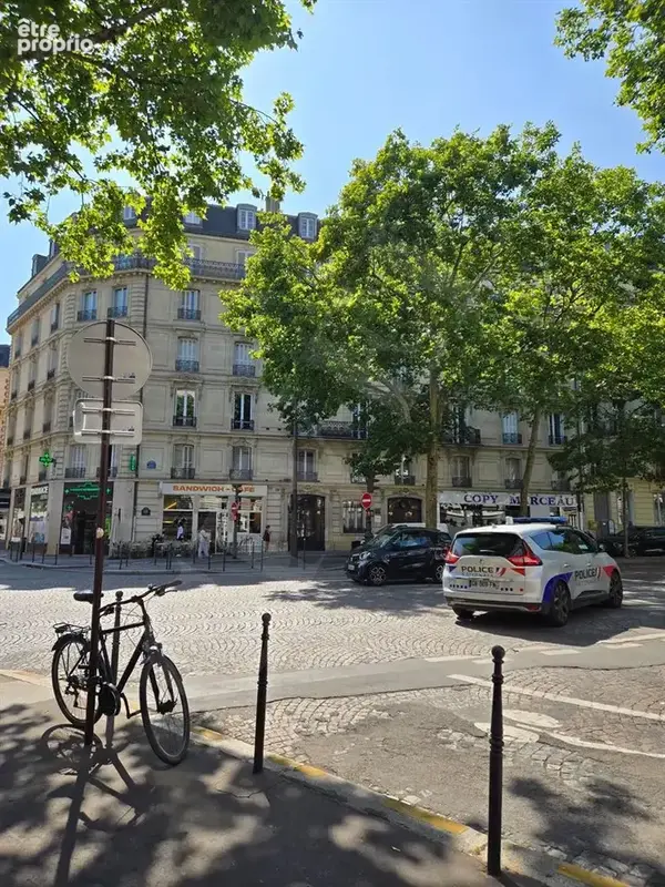 Dans un magnifique immeuble pierre de taille ravalé 2 pièces avec balcon filant - photo 3