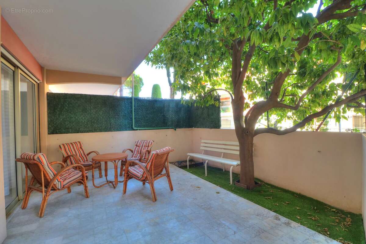 EXCLUSIVITÉ - Golfe-Juan - T3 de 66 m² avec terrasse de 20 m², garage et cave - photo 2
