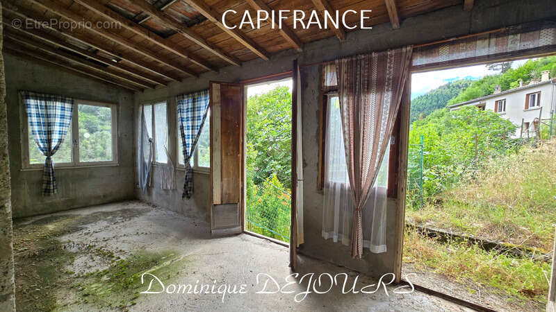Maison à SAINT-SAUVEUR-DE-MONTAGUT
