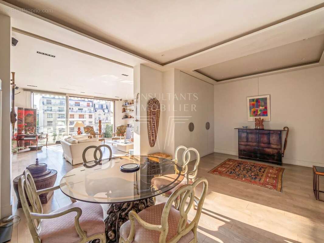 Appartement à PARIS-16E