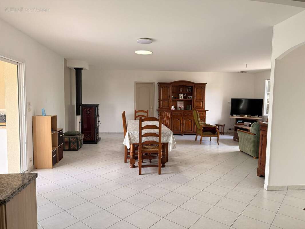 Maison 136 m² à Grezac  - photo 3
