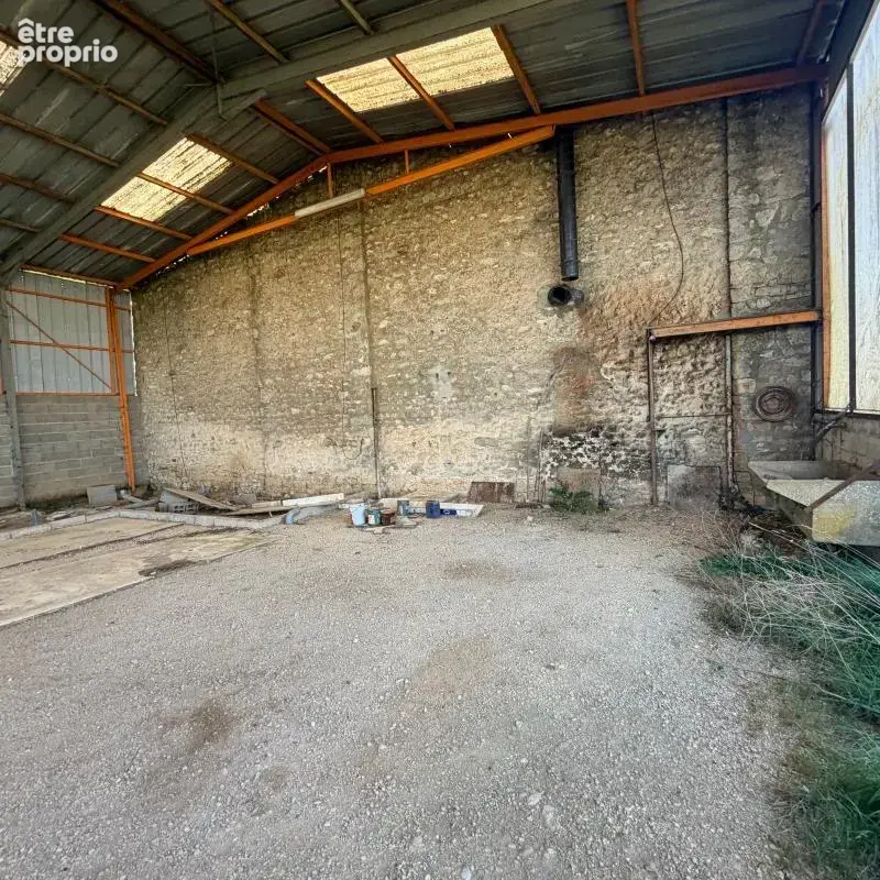 Terrain À Vendre viabilisé avec grand hangar - photo 7