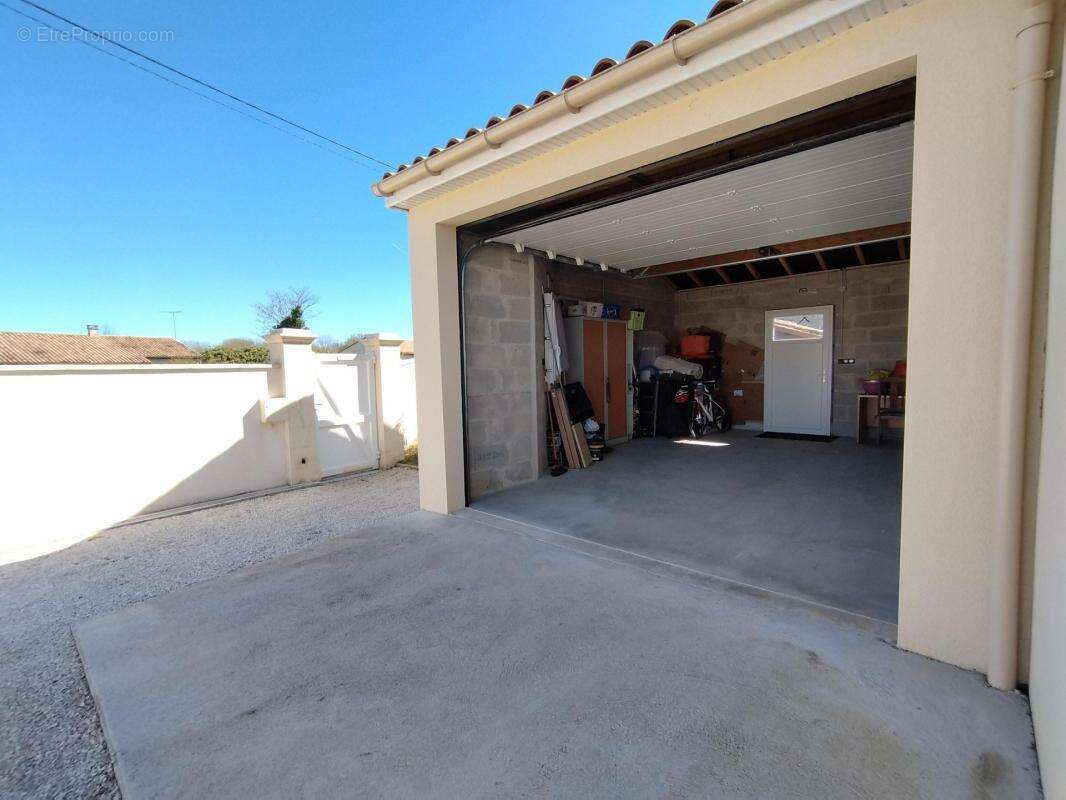 Charente, à Vars, maison de plain pied de 137 m², 4 chambres, véranda, piscine, garage et terrain clos 1002 m² - photo 17