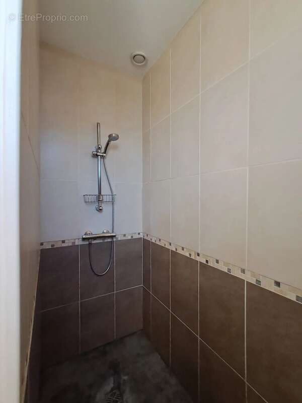 Maison à SAINT-JULIEN-DE-PEYROLAS