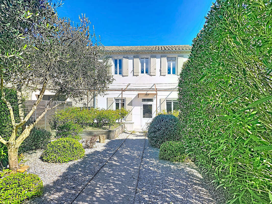 Maison de ville de caractère avec jardin et stationnements privés proche centre-ville - photo 4