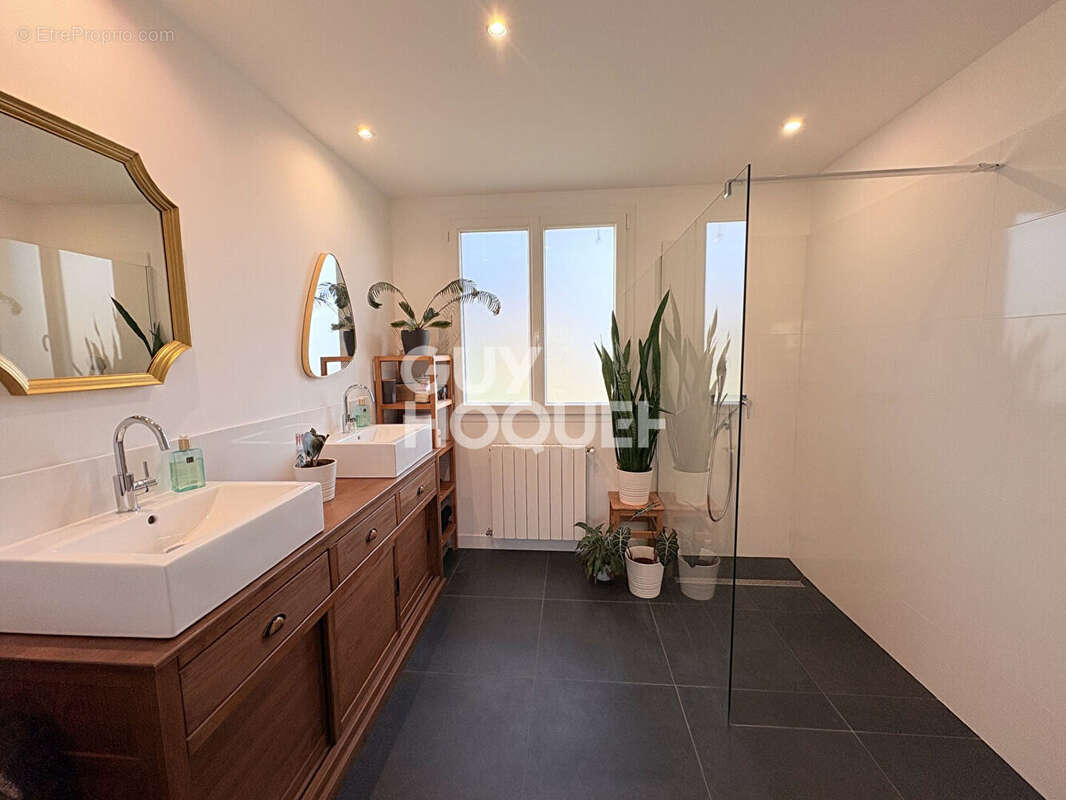 EXCLUSIVITE Chez Guy Hoquet Très belle maison entièrement rénovée, véritable coup de coeur ! - photo 13