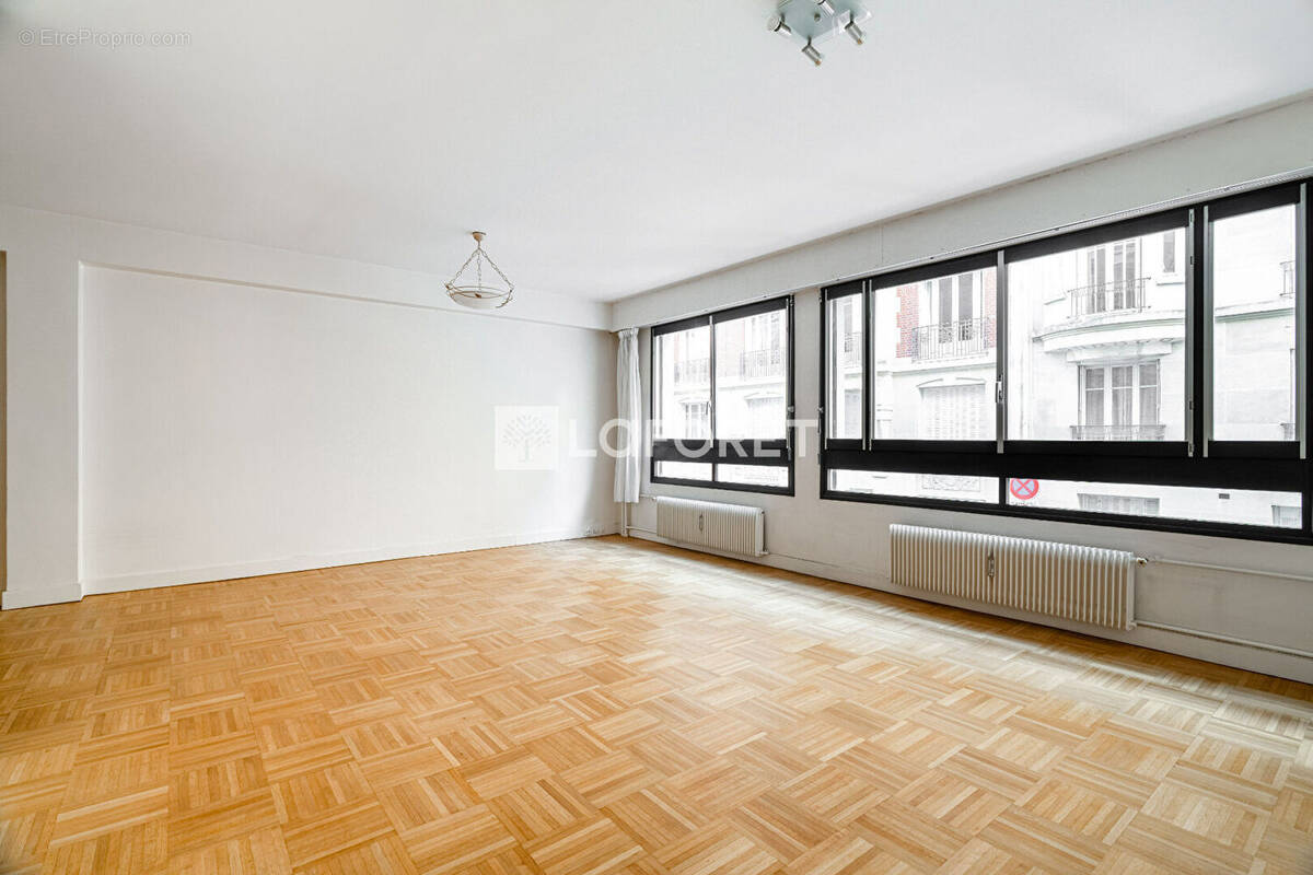 Appartement à PARIS-16E