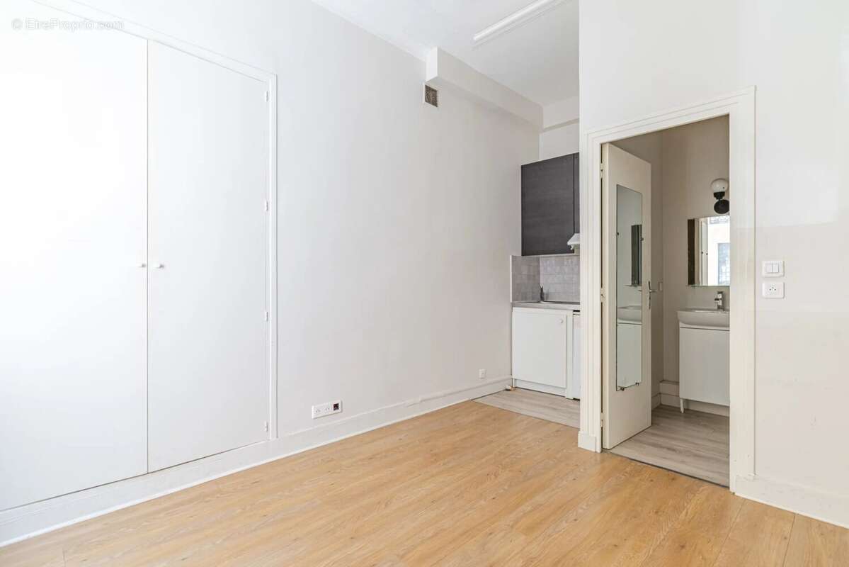 75017 - rue faraday - studio - belle hauteur sous plafond - photo 2