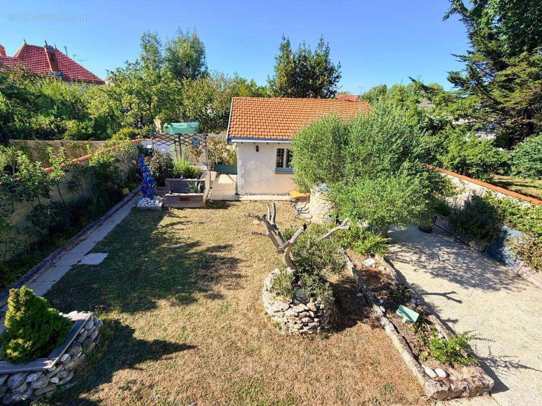  ROCHEFORT – Élégante meulière rénovée  – Dépendance, local indépendant et jardin - photo 19