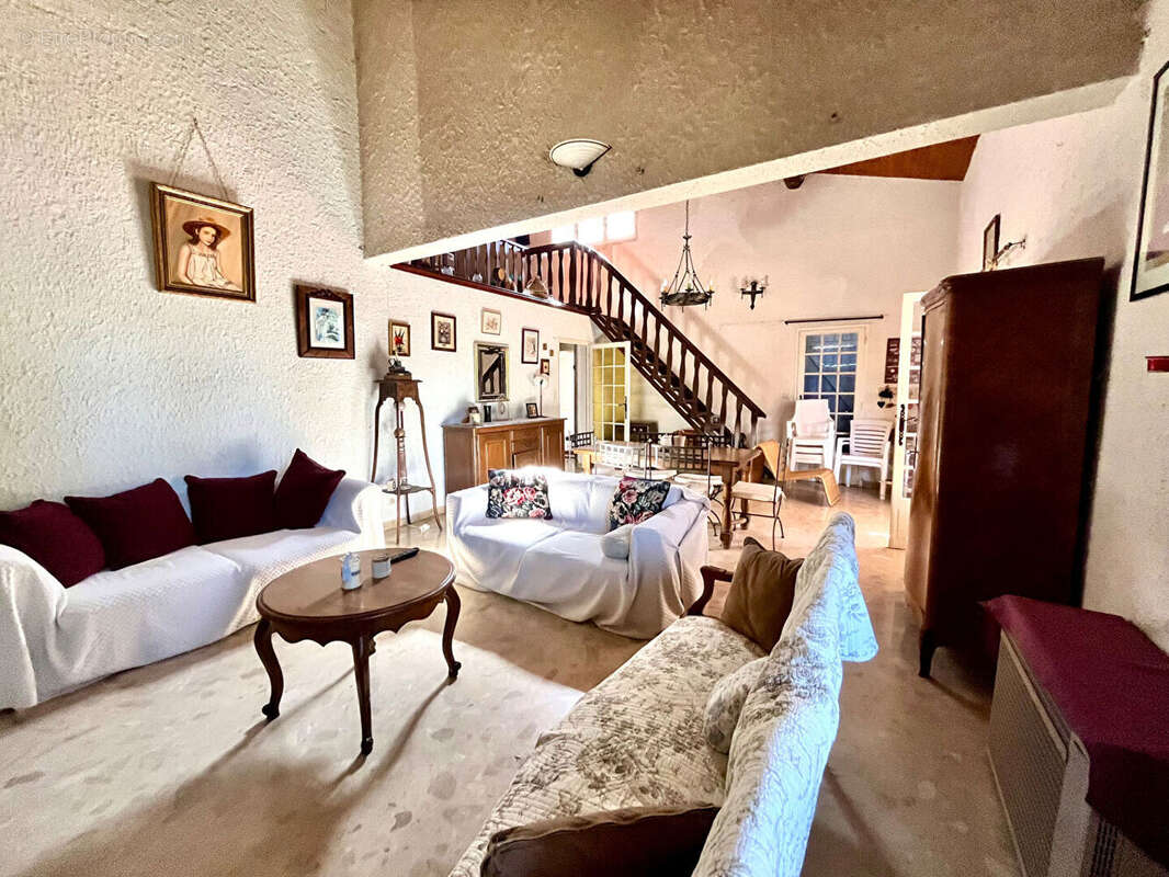VILLA SAINT DIDIER 182 m² sur 1382 m² de terrain clos et arboré avec piscine - photo 5