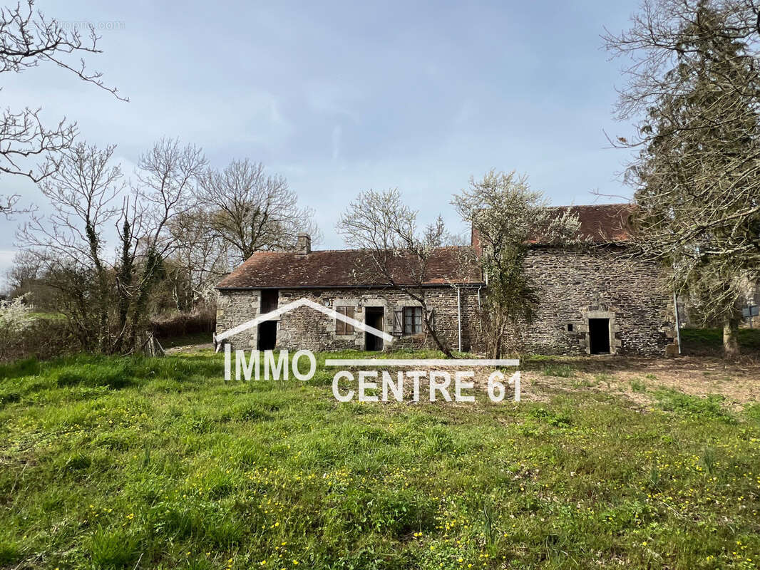 Maison à CARROUGES