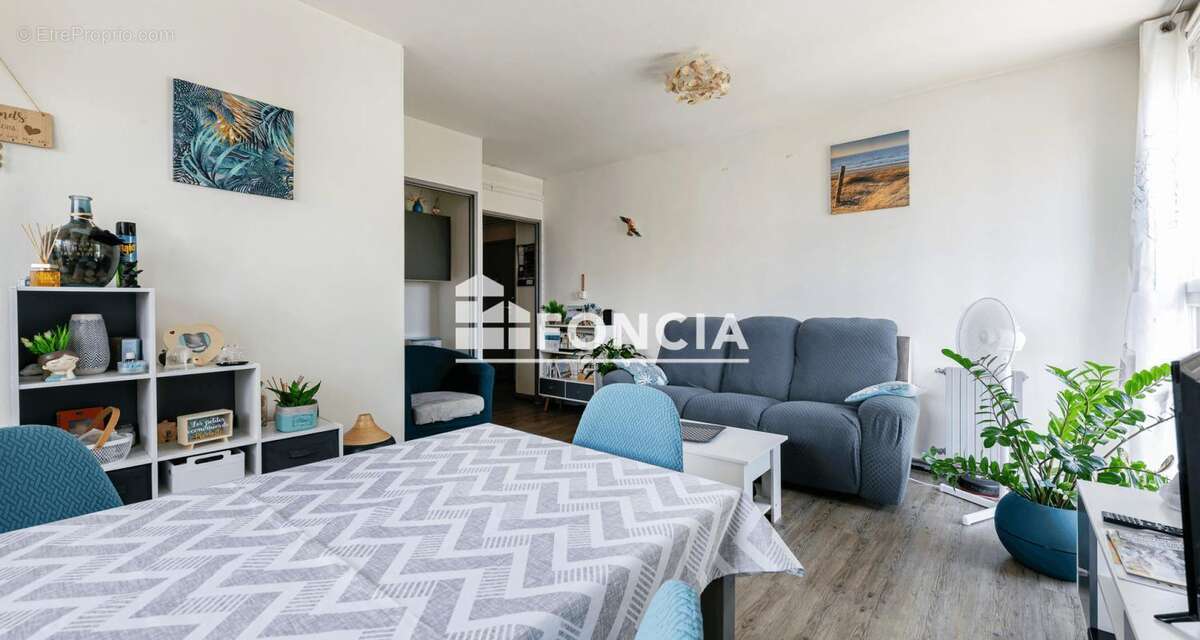 Salon de Provence , 3 pièces , loggia, cave, stationnement , idéal investissement locatif ! - photo 2