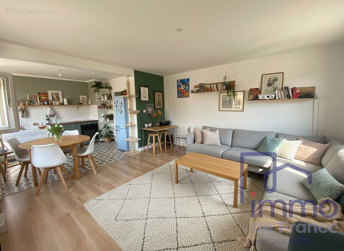 cuisine ouverte sur salon  - Appartement à SAINT-ETIENNE