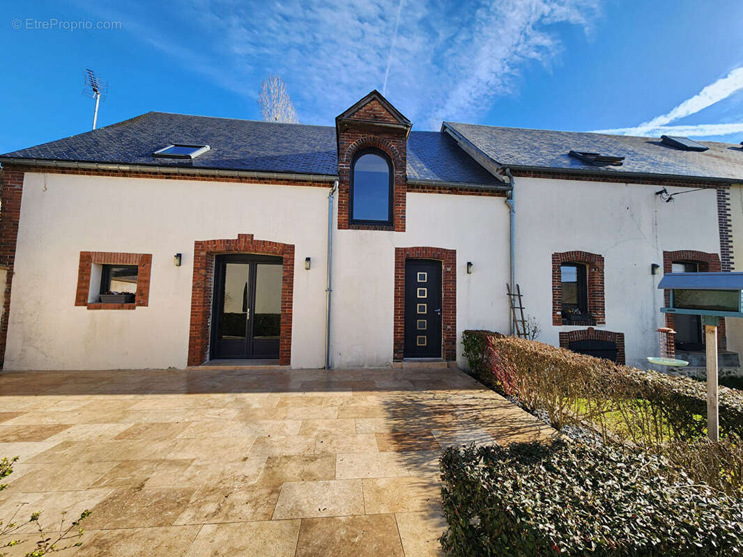 Maison à TREMBLAY-LES-VILLAGES