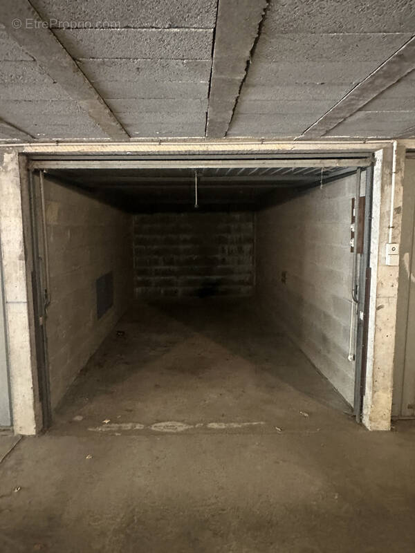 Parking à VAUX-LE-PENIL