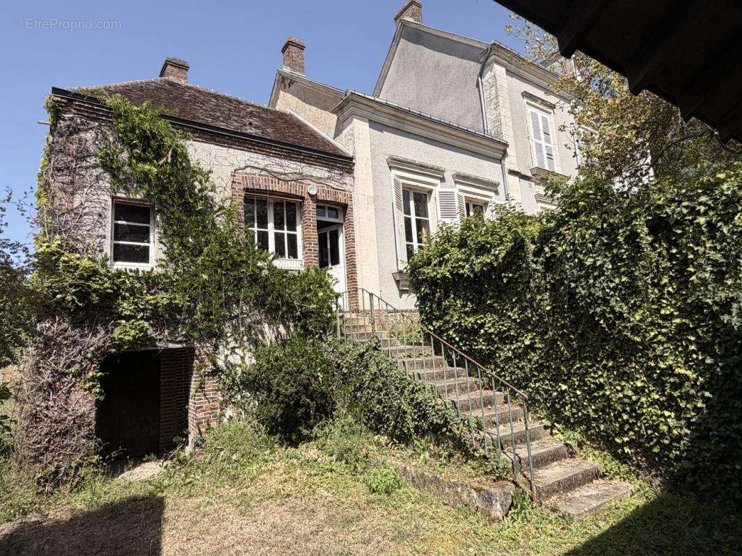 A moins de 2 heures de Paris, Ancien Presbytère de Coulonges-les-Sablons – Propriété de caractère sur un parc de 7 500 m² - photo 3