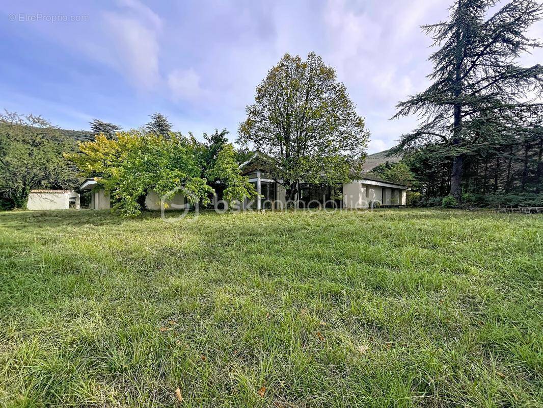 Commerce à SAINT-VALLIER-DE-THIEY