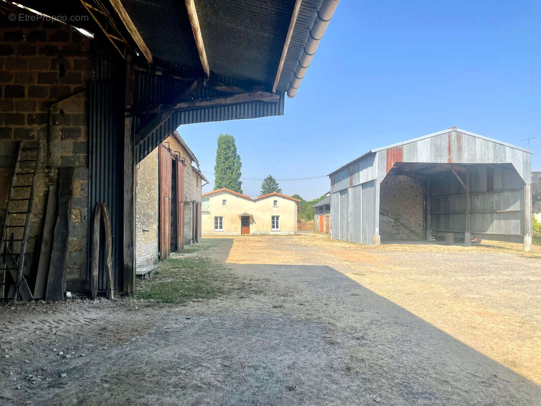 Fermette avec dependances - terrain 8402 m2 - photo 14