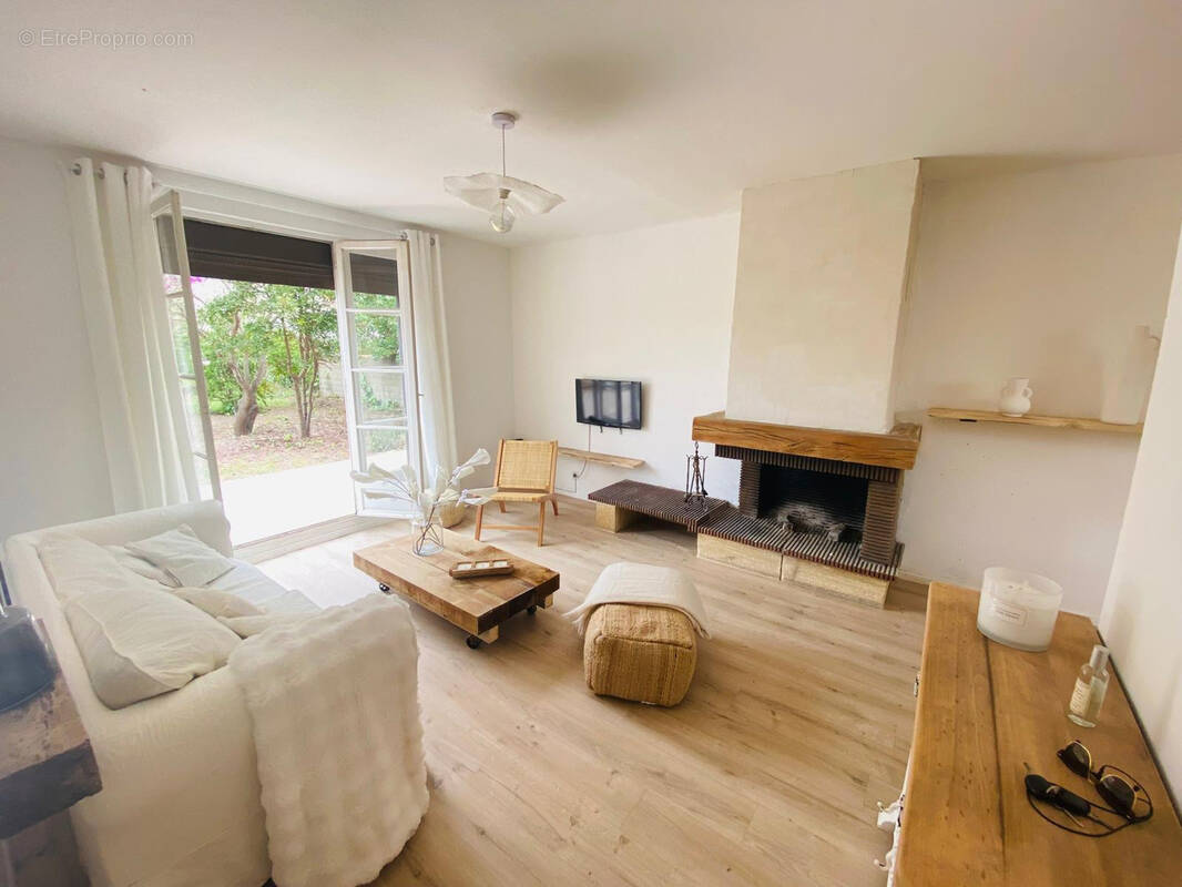 Maison à SAINT-LAURENT-DE-LA-SALANQUE