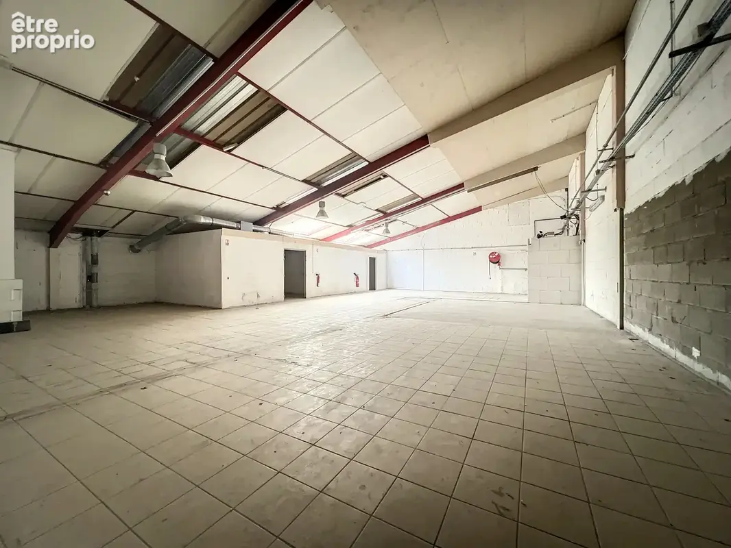 Roquebrune sur Argens En zone artisanale et commerciale, avec double visibilié, 1424 m2 sur deux niveaux : - photo 14