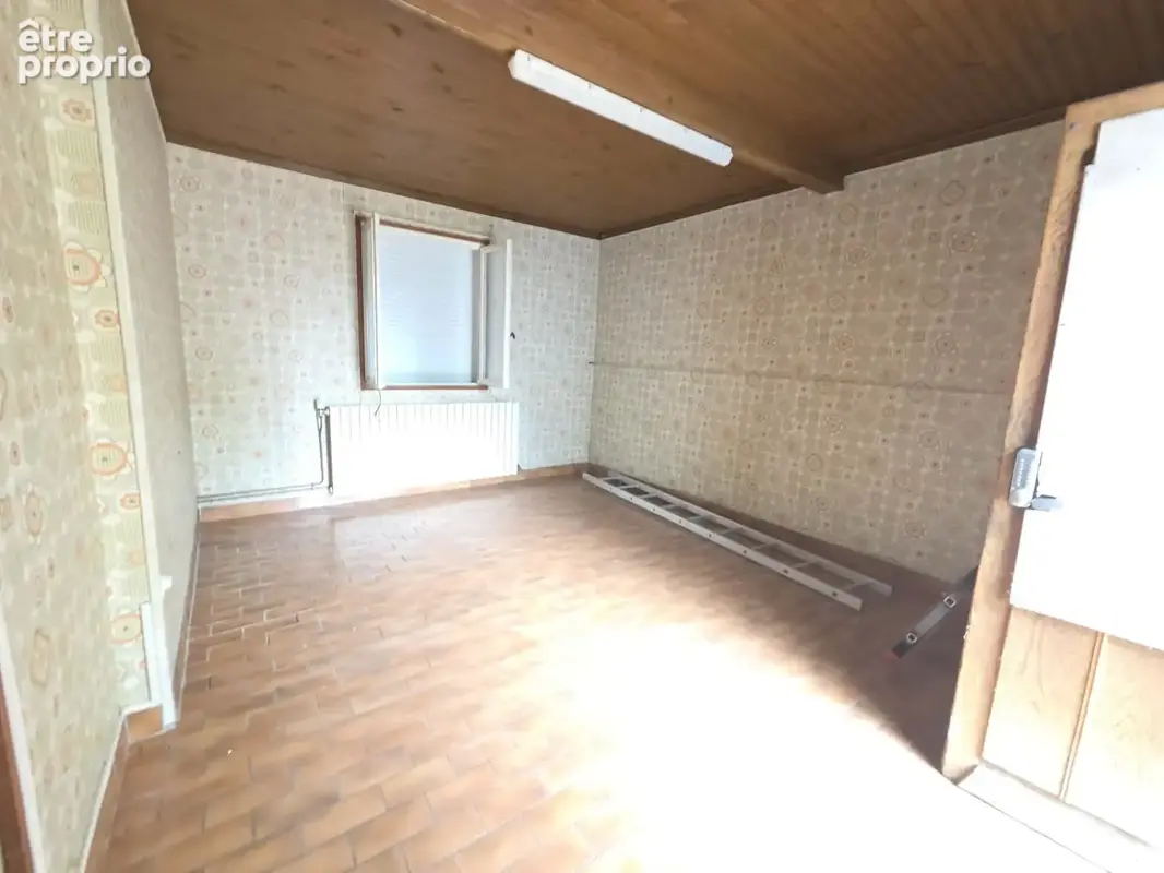 Maison avec dépendances et terrain - photo 7