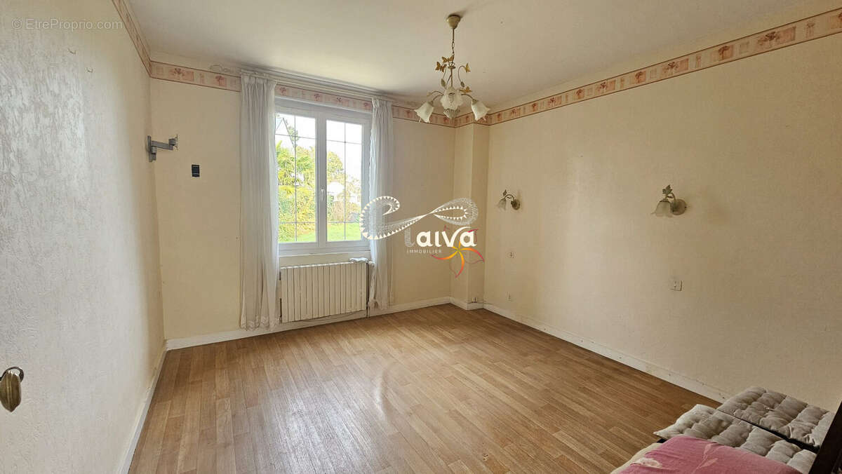 Maison à vendre sur Combourg rez-de-chaussée surélevé 3 niveaux sous sol 3 chambres jardin garage terrain constructible proche commodités écoles gare Taiva-Immobilier  - Maison à COMBOURG