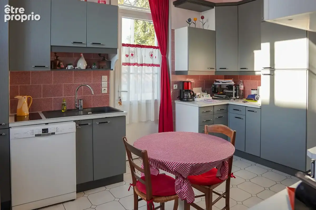 ENTRE LE MARCHÉ CENTRAL & LA PLAGE - Maison de caractère de 187 m² & appartement - photo 4