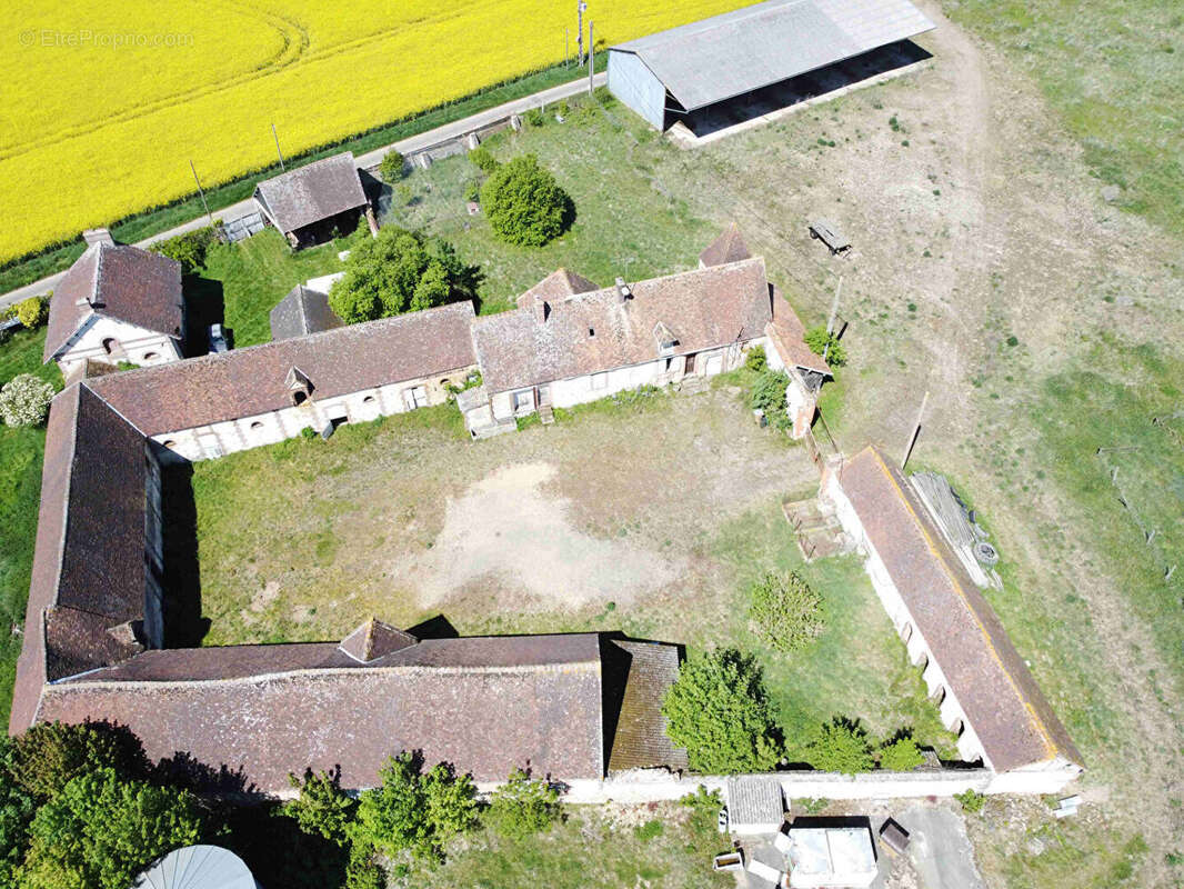 Ancien corps de ferme sur plus de 3.5 hectares - saint-ange-et-torcay - photo 2