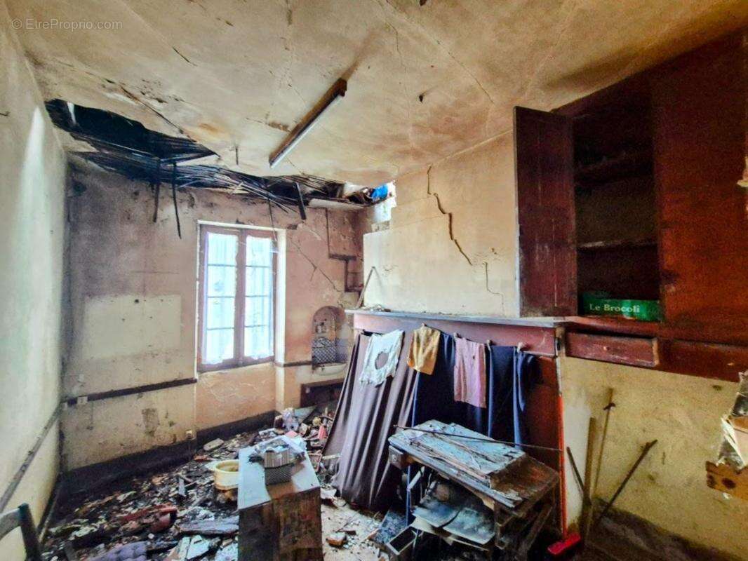 Maison ancienne en pierre à rénover entièrement + jardin arboré de 2200m² en zone Uc, potentiellement constructible - photo 10