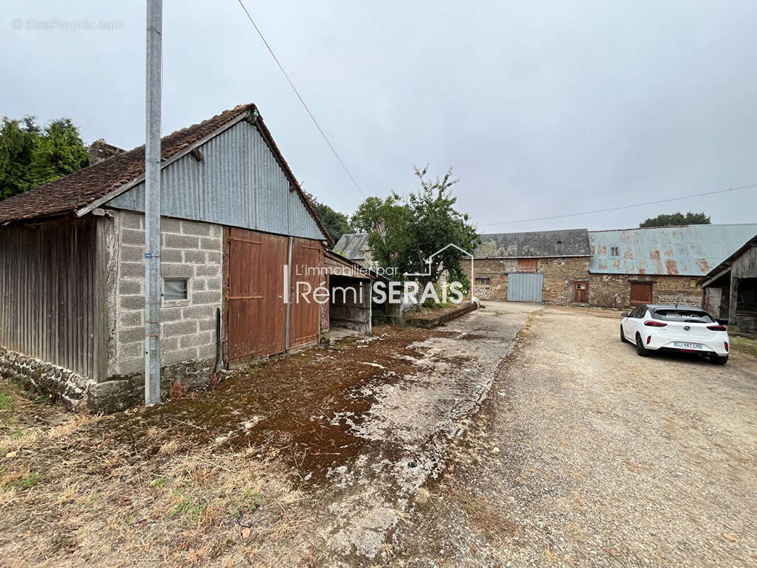 Passais Village : Ancien corps de ferme sans voisinage, dépendances et mare - photo 13