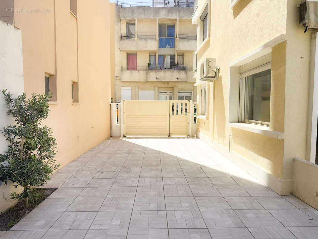 F3 cabine avec terrasse de 80m2 et 3 places de parkings privatives - photo 16