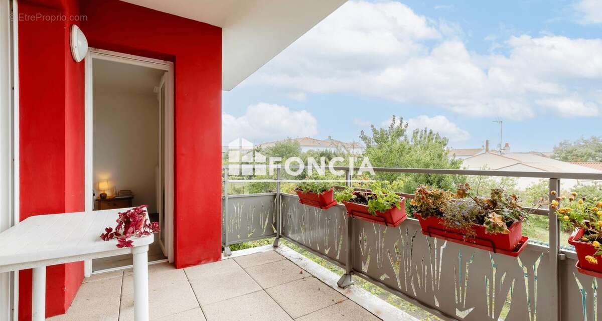 LES SABLES D'OLONNE - CENTRE ET GARE - Appartement T2 de 46m2 avec terrasse et parking couvert dans résidence de 2015 - photo 3
