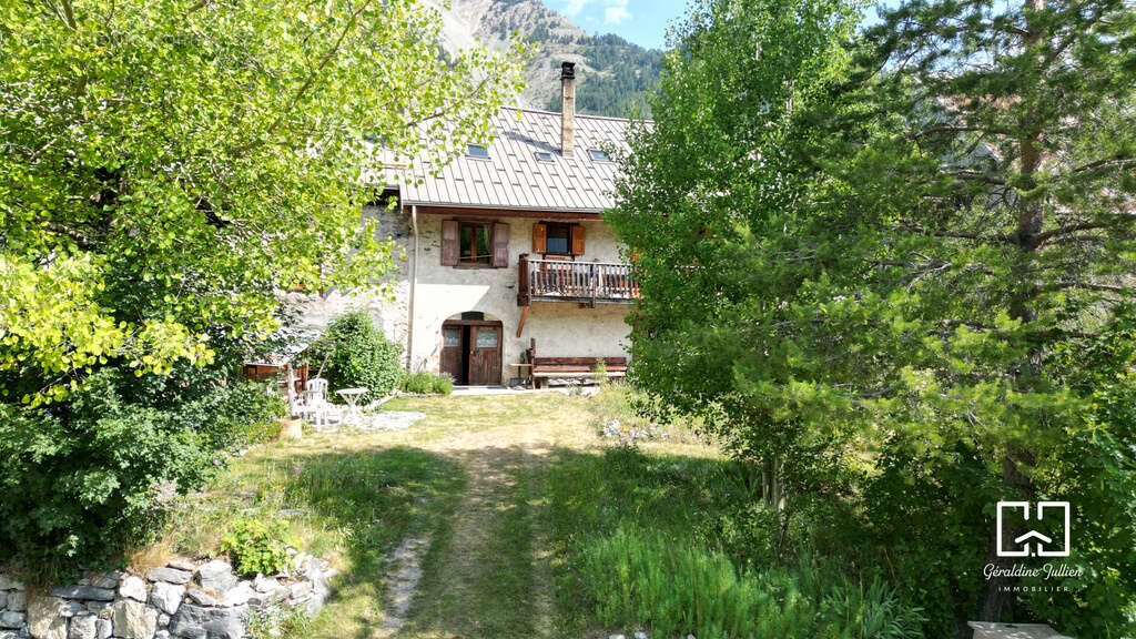 Névache - Authentique maison de village avec terrain et garage - photo 13