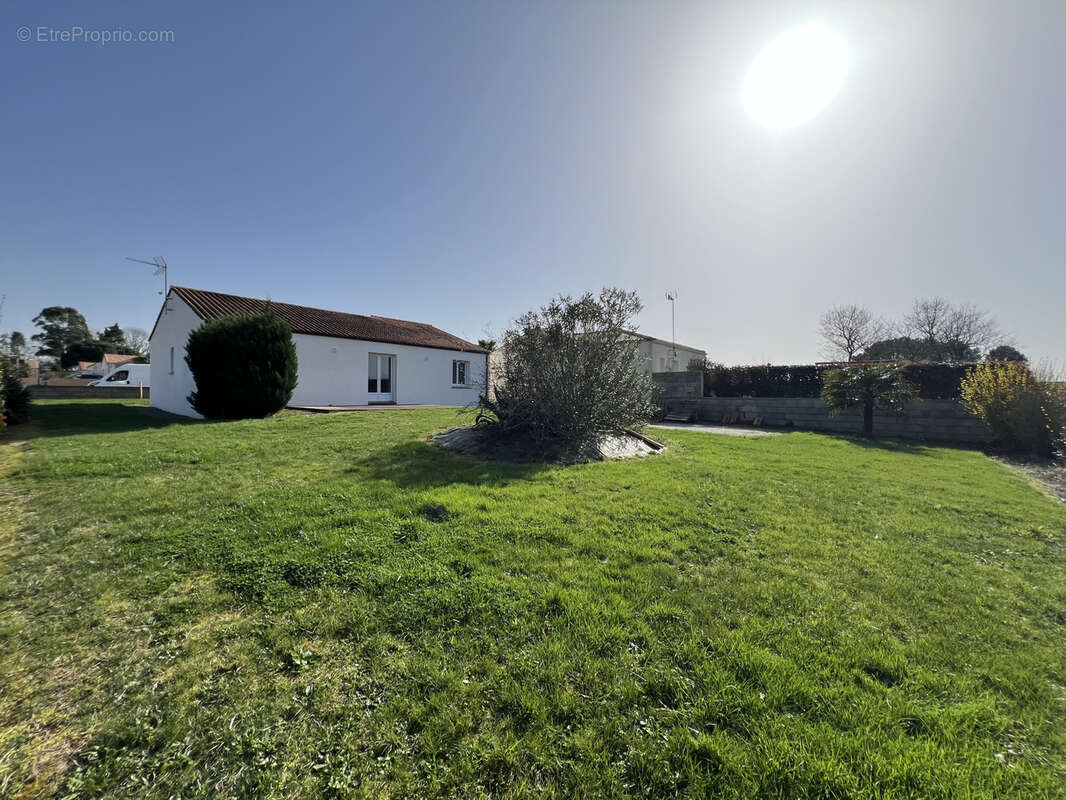 Maison à NIEUL-LE-DOLENT