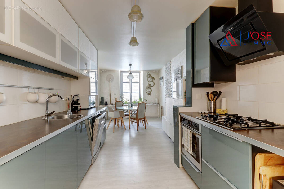 Cuisine contemporaine ouverte - Maison à COURPIERE