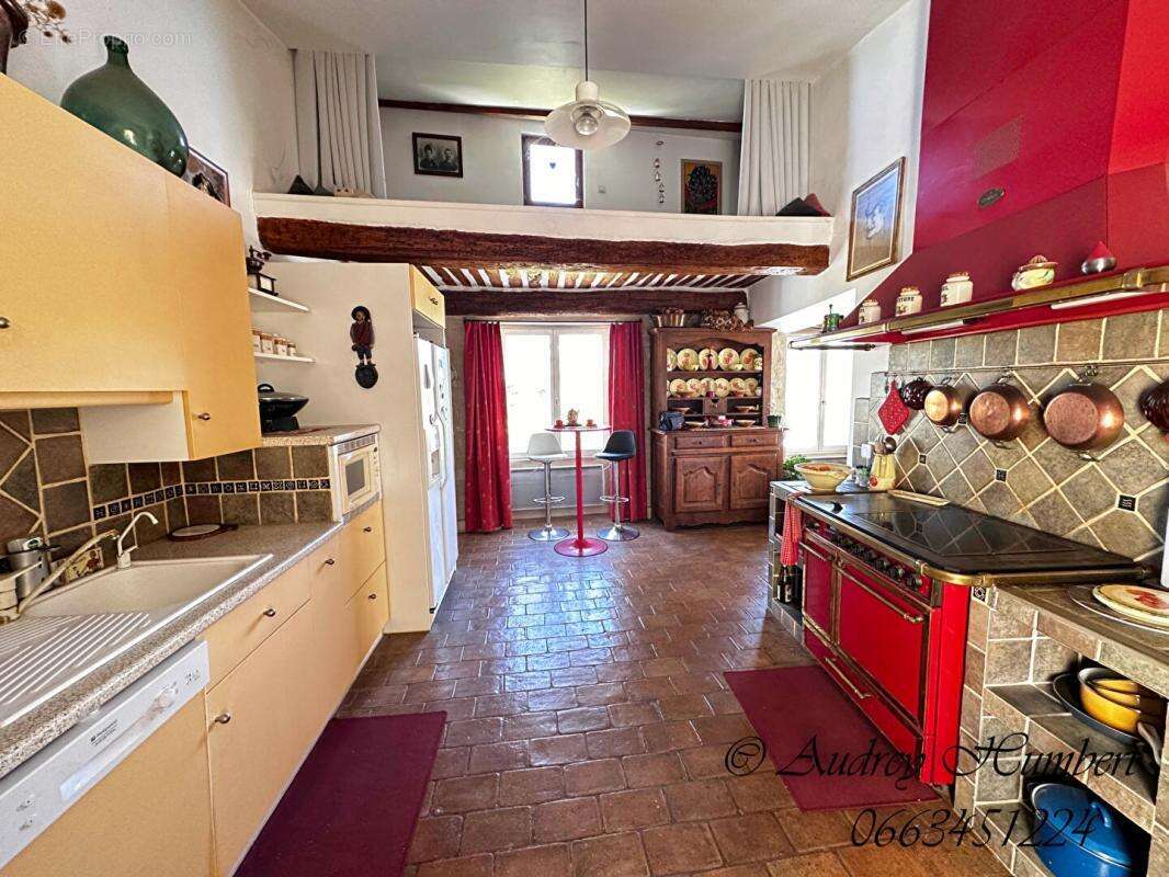 EXCLU, proche FORCALQUIER, Belle MAISON DE VILLAGE de 126 m²  avec terrasses, jardin et cour - photo 9