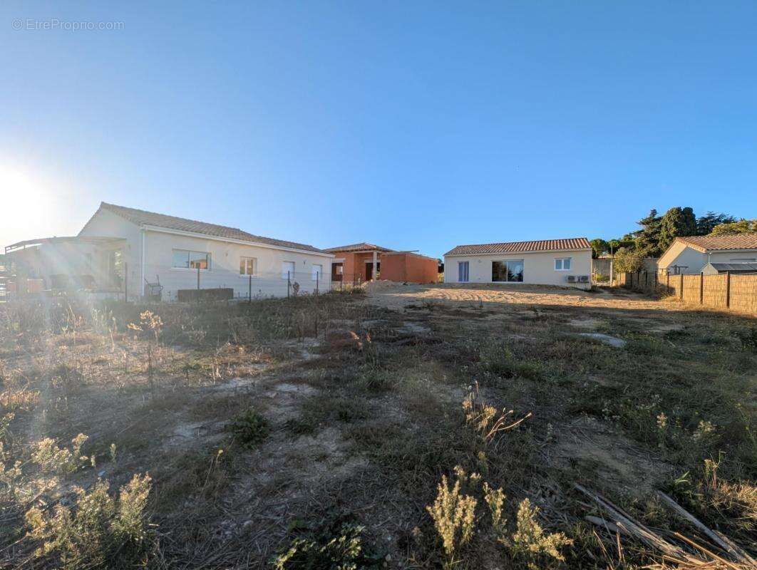 Terrain à POUZOLLES